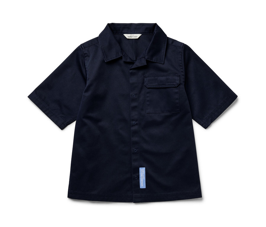Dunkelblaues Kinder-Overshirt mit kurzen Ärmeln, Knöpfen und Brusttasche.