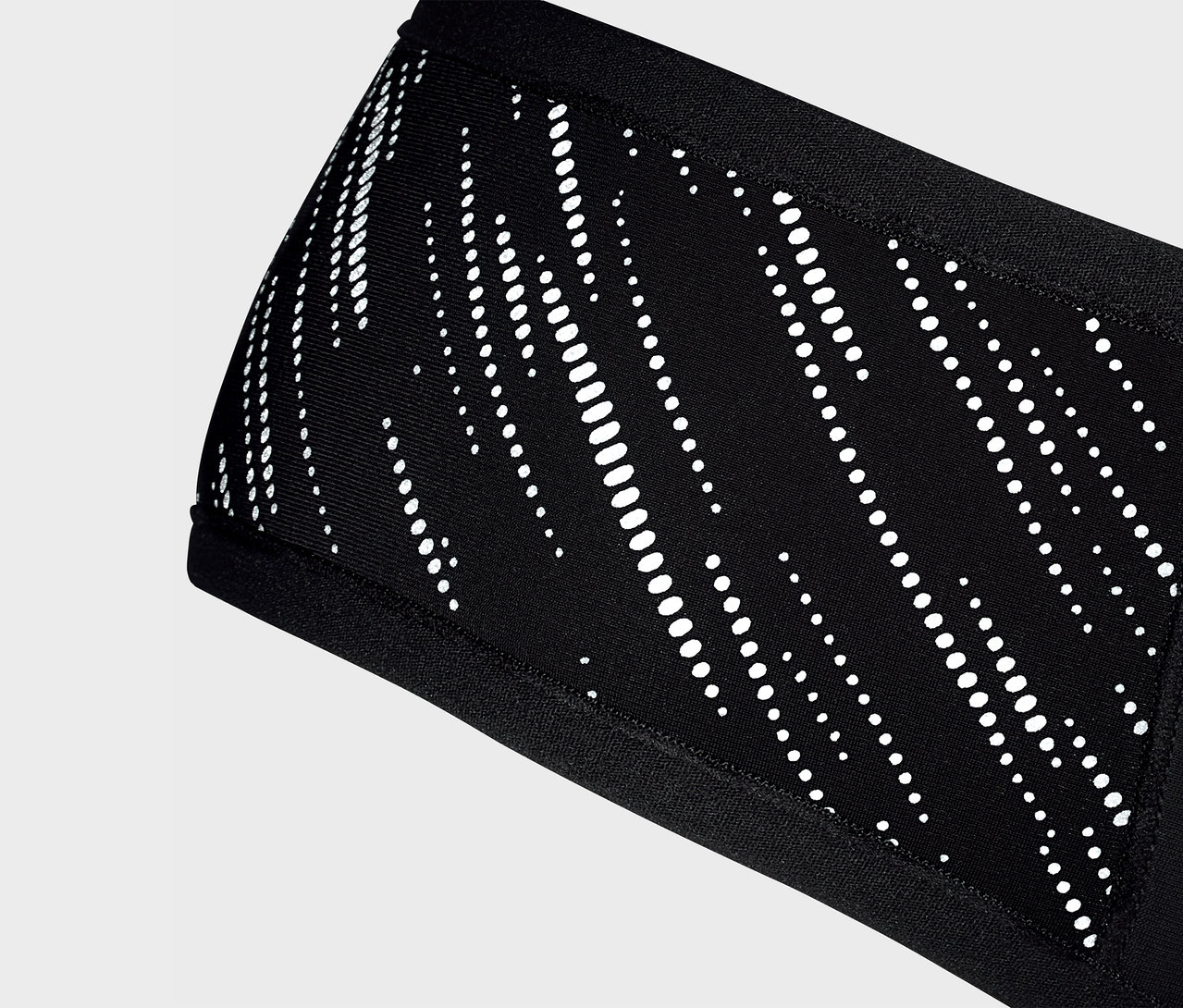 Detailaufnahme eines schwarzen Windprotection-Stirnbandes mit weißem Muster.