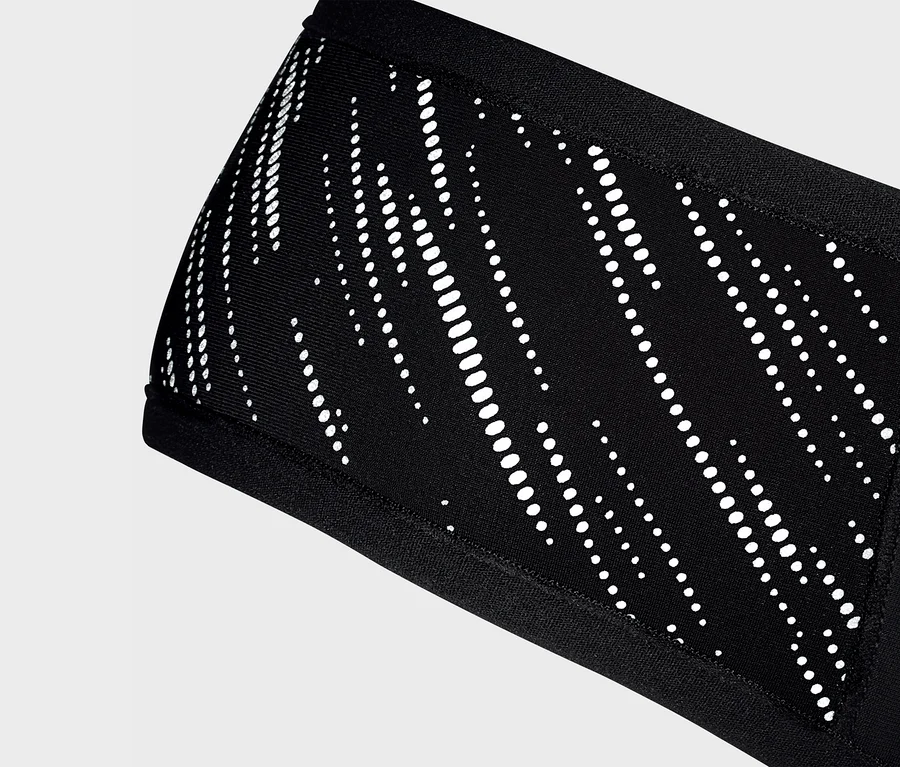 Detailaufnahme eines schwarzen Windprotection-Stirnbandes mit weißem Muster.