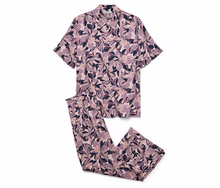 Lila Pyjama mit Kurzarm und Blumenmuster.