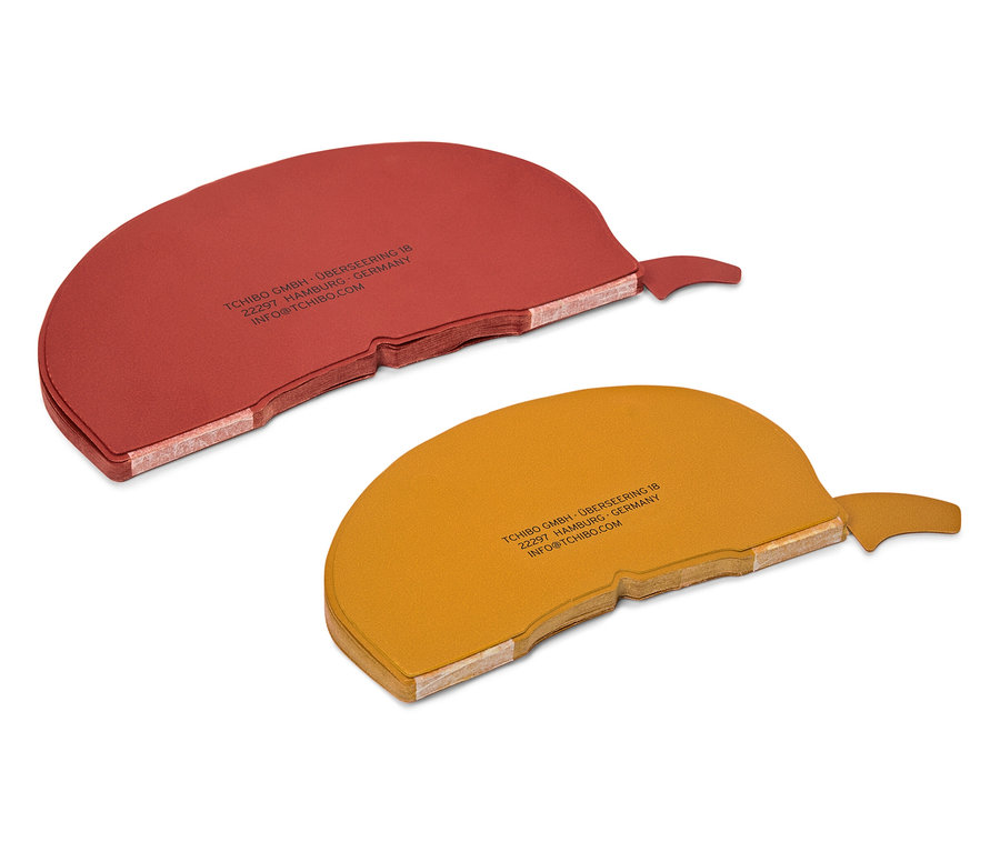 Zwei Untersetzer: ein roter und ein gelber.