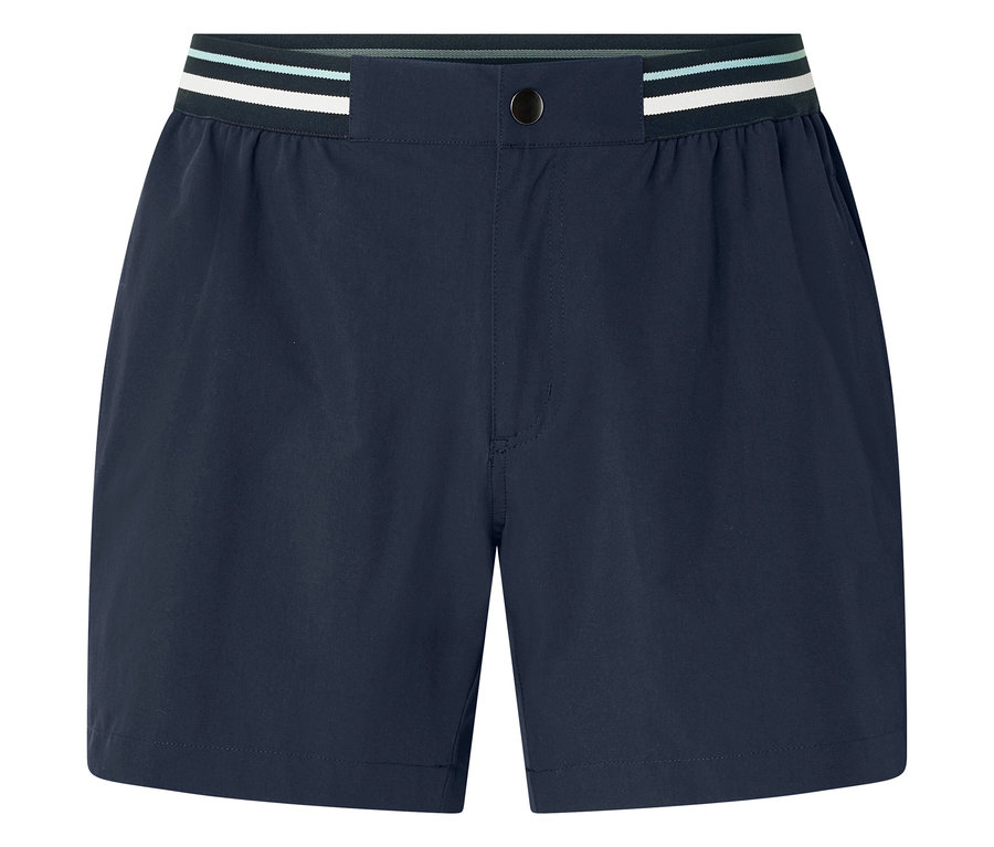 Nahaufnahme von marineblauen Shorts mit einem gestreiften Bund.