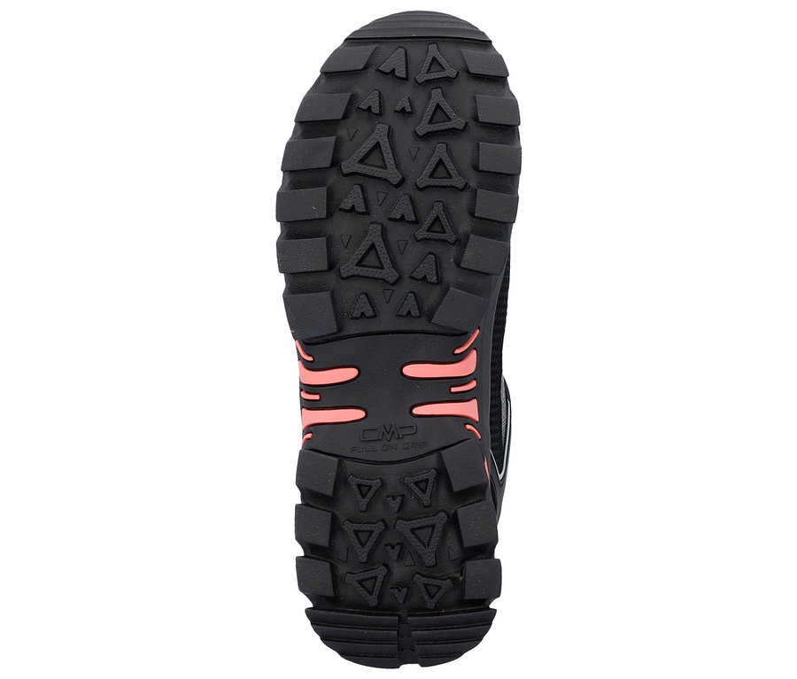 Sohle eines schwarzen Wanderschuhs mit orangefarbenen Akzenten und grobem Profil.