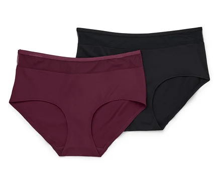 Ein burgunderroter und ein schwarzer Damenslip liegen nebeneinander.