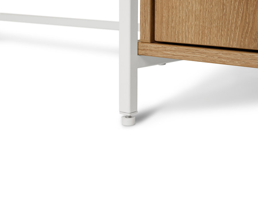 Detailansicht eines Schreibtisches mit hellbrauner Schublade und weißem Gestell.