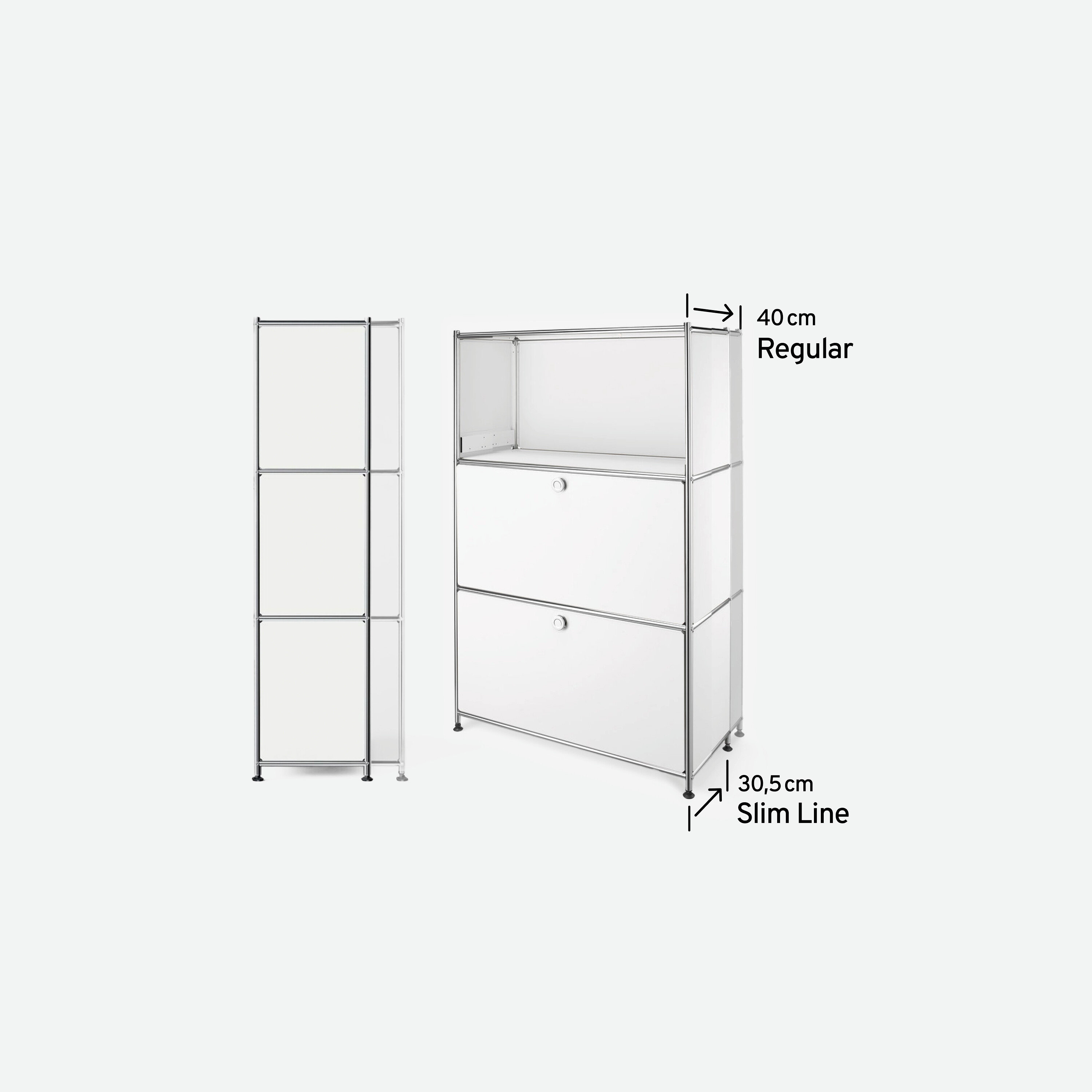 Zwei weiße Regale mit silbernen Details stehen auf einem weißen Hintergrund. Das linke Regal ist 30 cm breit, das rechte 40 cm.