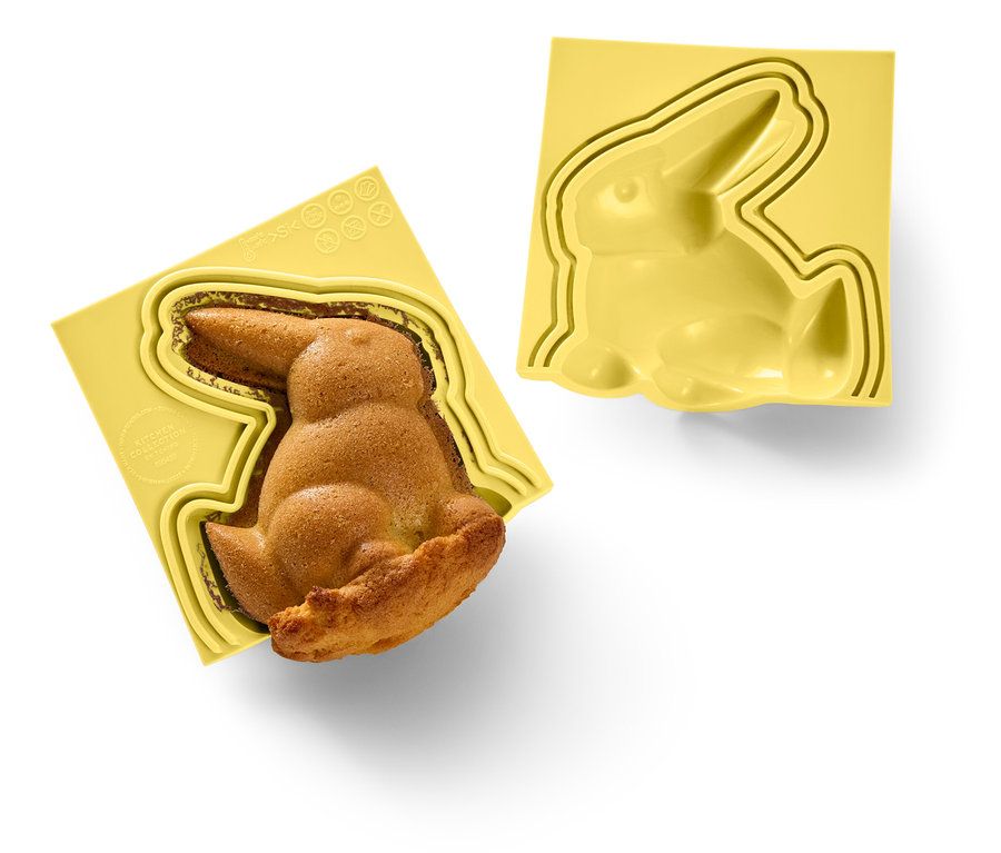 Ein gebackener Hase in einer gelben Form neben einer leeren gelben Hasenform.