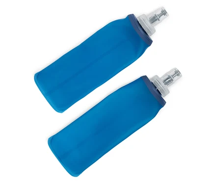 Zwei blaue, wiederverwendbare Wasserflaschen liegen diagonal auf einem weißen Hintergrund.