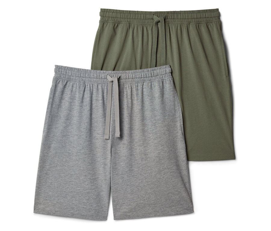 Nahaufnahme von zwei Shorts, eine grau und eine olivgrün, beide mit Kordelzug.