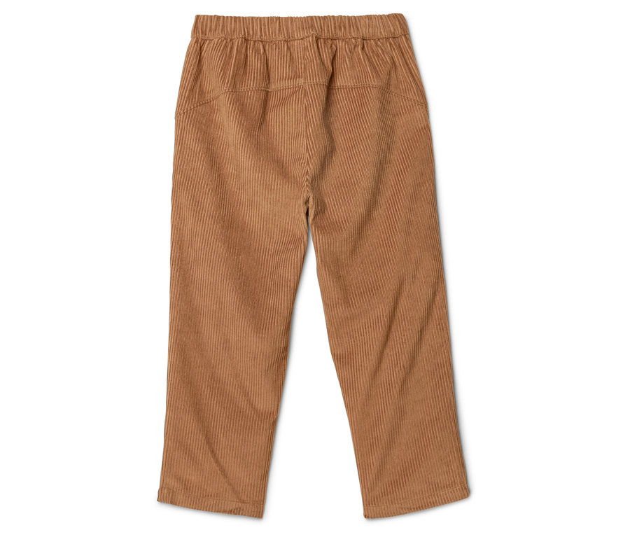 Eine braune Cordhose mit Gummizugbund liegt auf einem weißen Hintergrund.