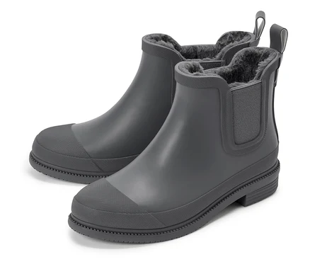 Zwei graue, gefütterte Chelsea-Gummistiefel stehen auf einem weißen Hintergrund.