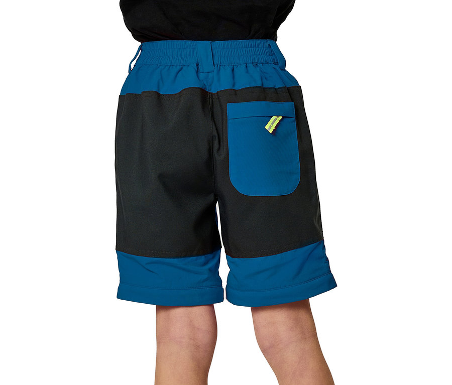 Person trägt blaue und schwarze Shorts, von hinten gesehen.
