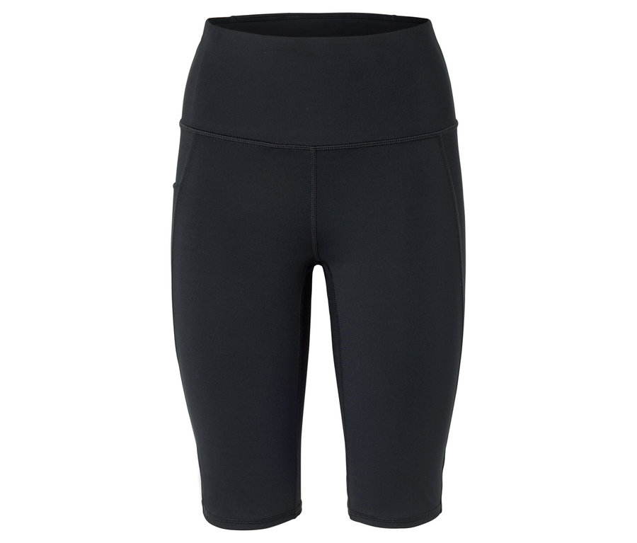 Nahaufnahme einer schwarzen, knielangen Leggings vor einem weißen Hintergrund.
