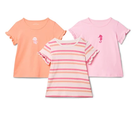 Drei Happy Kids T-Shirts liegen auf einem weißen Hintergrund. Ein orangefarbenes Shirt mit einer Qualle, ein gestreiftes Shirt und ein rosa Shirt mit einem Seepferdchen.