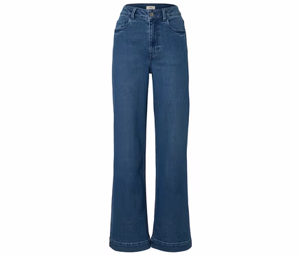 Blaue Jeans mit geradem Bein liegen auf einem weißen Hintergrund.