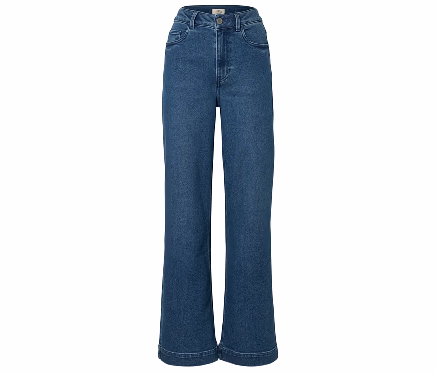 Blaue Jeans mit geradem Bein liegen auf einem weißen Hintergrund.
