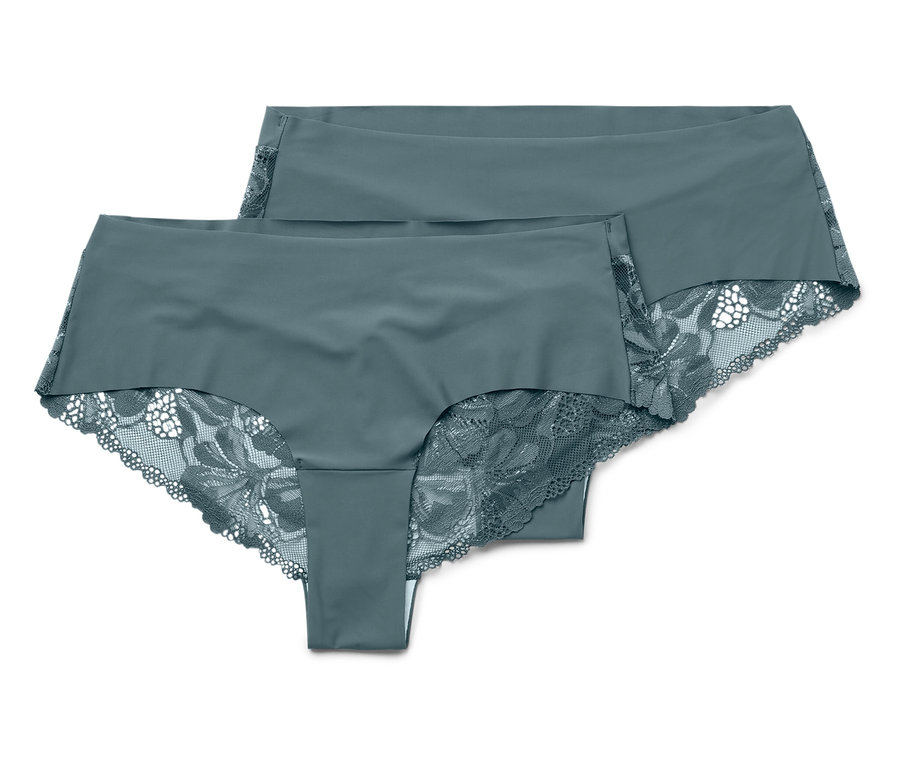 Zwei graublaue Damenslips mit Spitzendetails liegen übereinander.