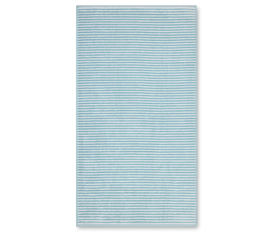 Ein hellblau gestreiftes Handtuch liegt flach auf einer weißen Oberfläche.