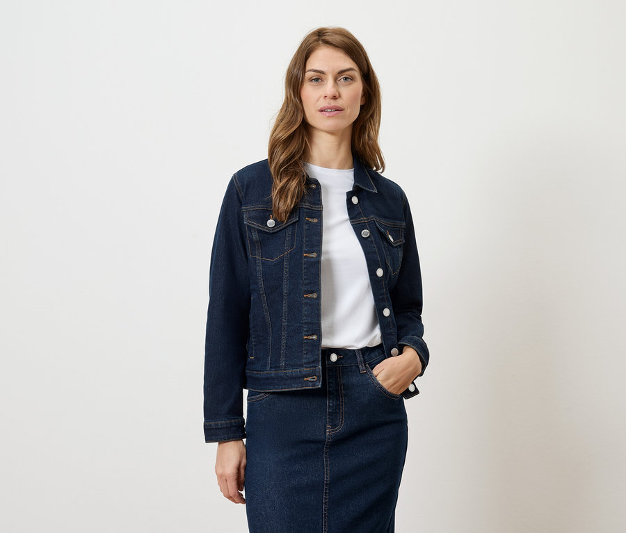 Frau mit Jeansjacke und Rock