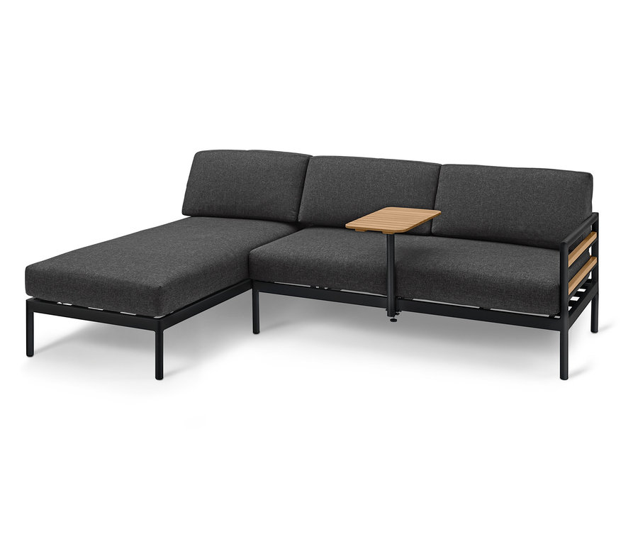 Ein graues Ecksofa mit einem kleinen Holztisch steht auf einem weißen Hintergrund.