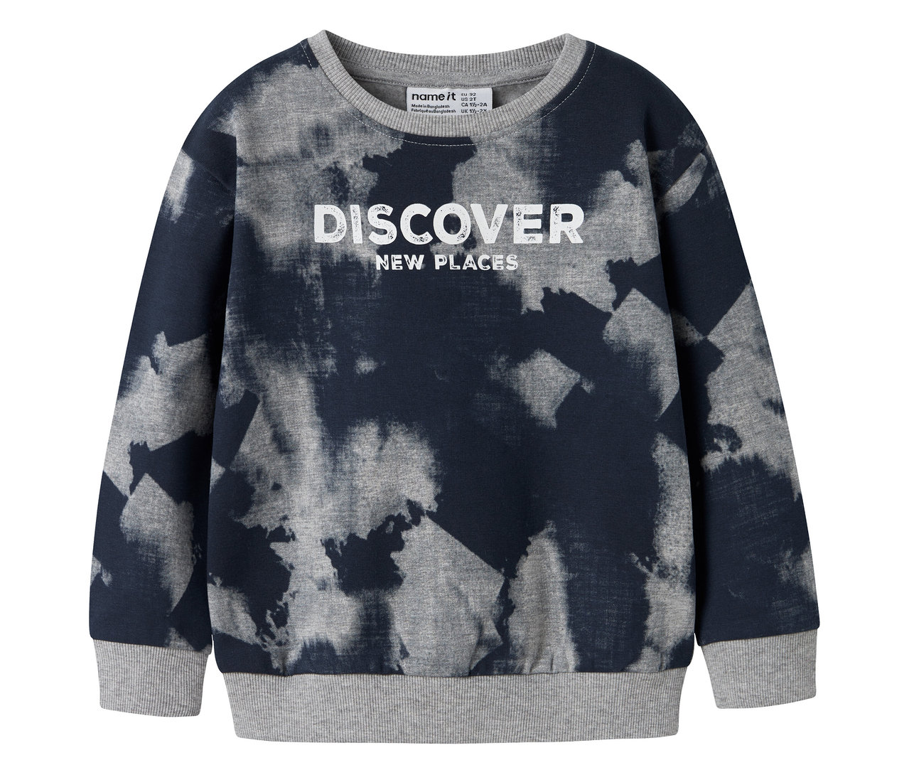Das NAME IT Sweatshirt in Batikoptik liegt auf einem weißen Hintergrund.