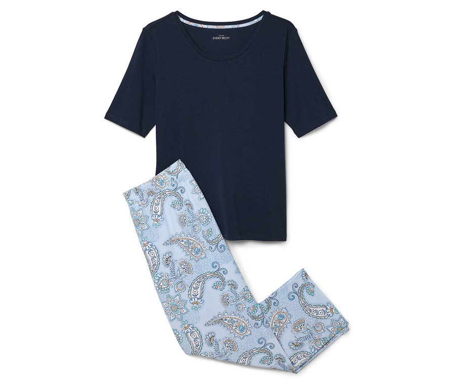Dunkelblaues EVERY body T-Shirt liegt neben hellblauer Hose mit Paisley-Muster.