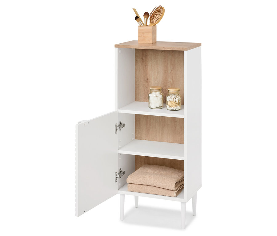 Ein weißer Badezimmerschrank mit offener Tür. Auf der Oberseite befinden sich Kosmetikartikel, im Inneren Regale mit Wattebällchen, Wattestäbchen und Handtüchern.