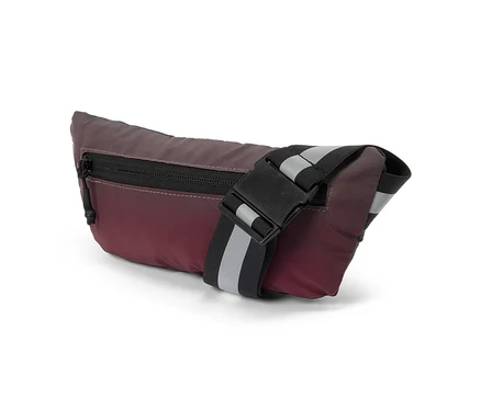 Eine Bauchtasche in Burgunderrot und Dunkelgrau mit Farbverlauf, schwarzem Reißverschluss und schwarzem Riemen mit zwei reflektierenden grauen Streifen und einer schwarzen Schnalle.