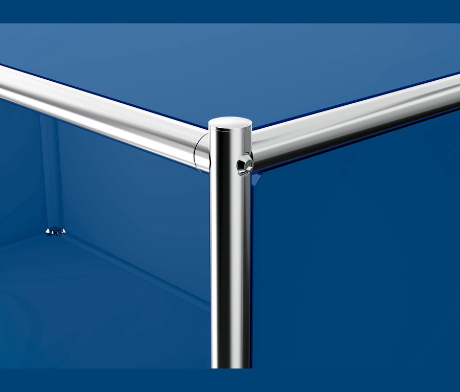 Nahaufnahme einer Ecke eines modularen Möbelsystems mit glänzenden, tiefblauen Paneelen und glänzenden, verchromten Metallrohren, die durch ein Kugelgelenk verbunden sind.