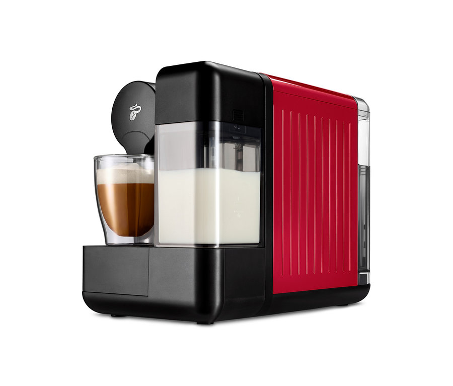 Ein roter Cafissimo Milk Kaffeeautomat mit einer Tasse Kaffee.