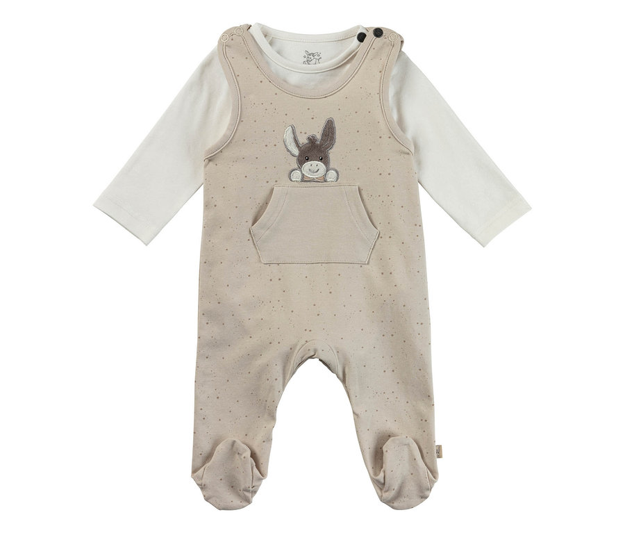 Beiger Baby-Overall mit integrierten Füßen, Esel-Applikation und Vordertasche, über einem weißen Langarmshirt getragen.