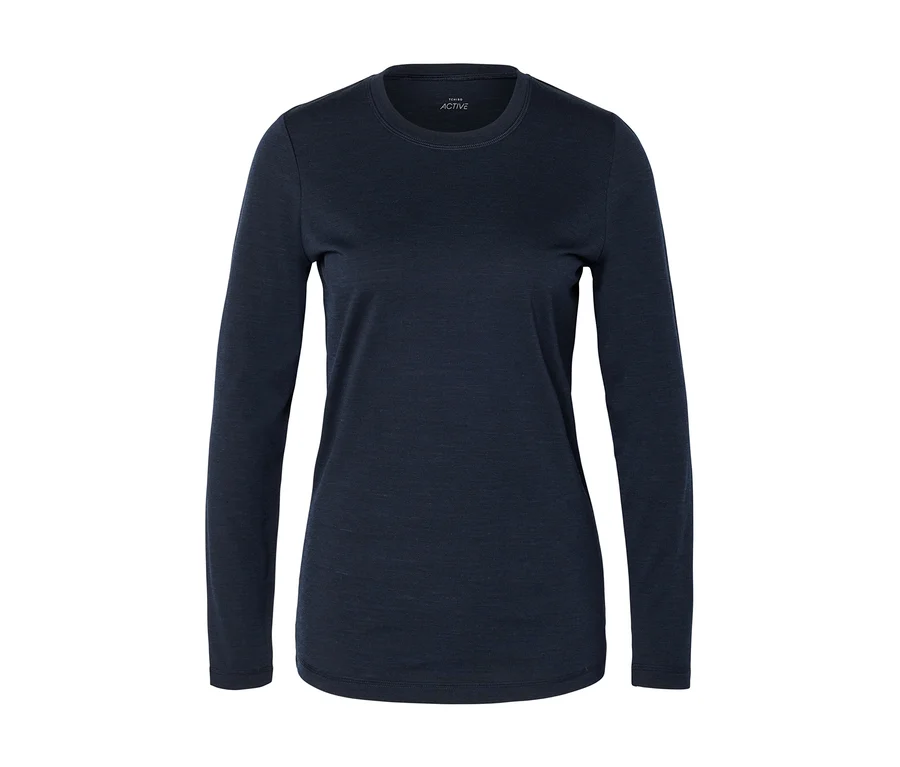 Dunkelblaues Langarmshirt mit Rundhalsausschnitt und einem kleinen weißen Etikett mit der Aufschrift „ACTIVE“ am Kragen.