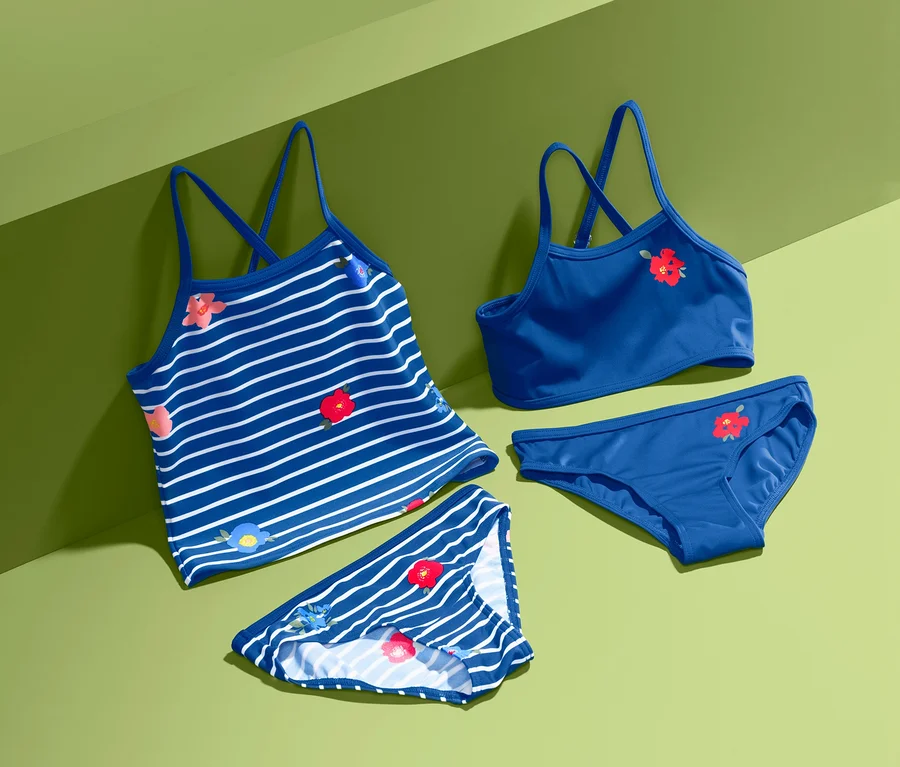Tankini-Bikini-Set mit roten Blumen auf grünem Hintergrund.