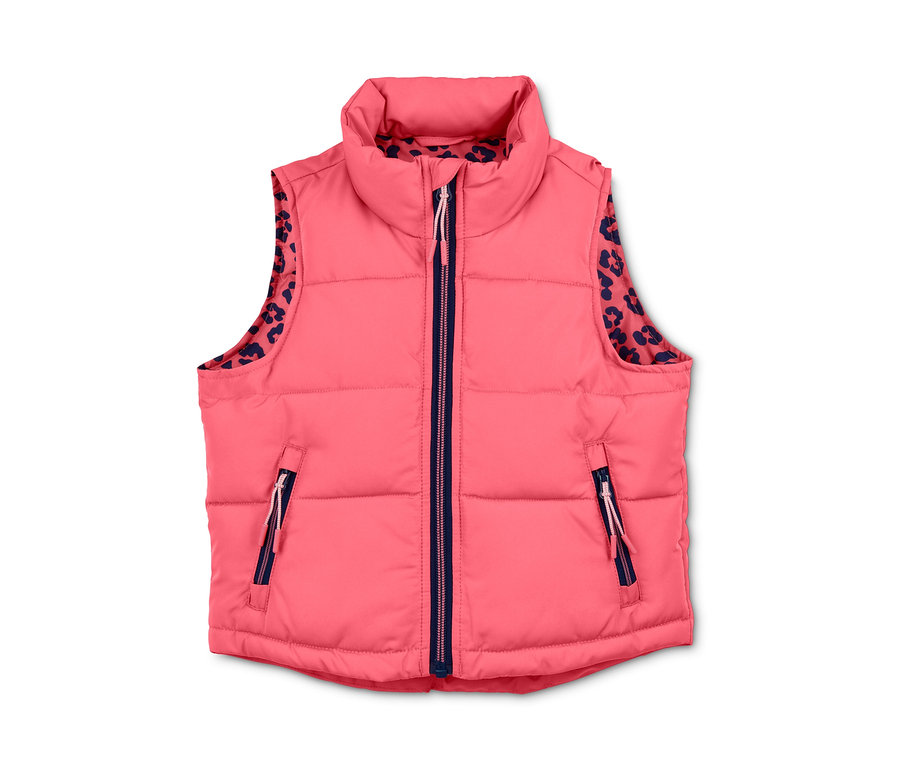 Eine pinke Thermoweste mit marineblauem Reißverschluss und Leopardenmuster auf der Innenseite.