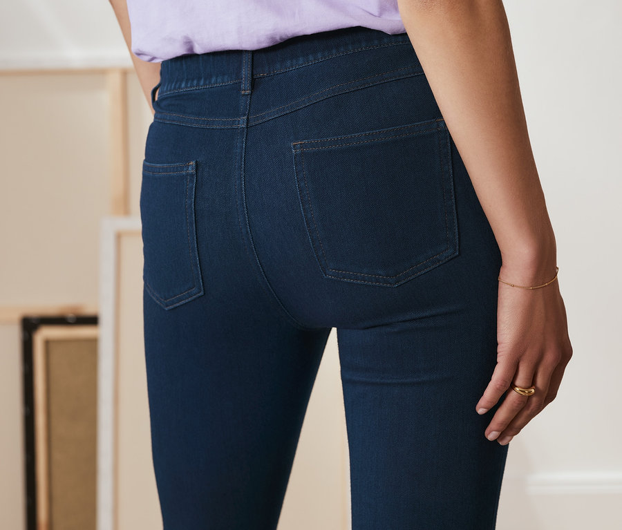 Detailaufnahme von Denim-Jeggings in Mid Blue.