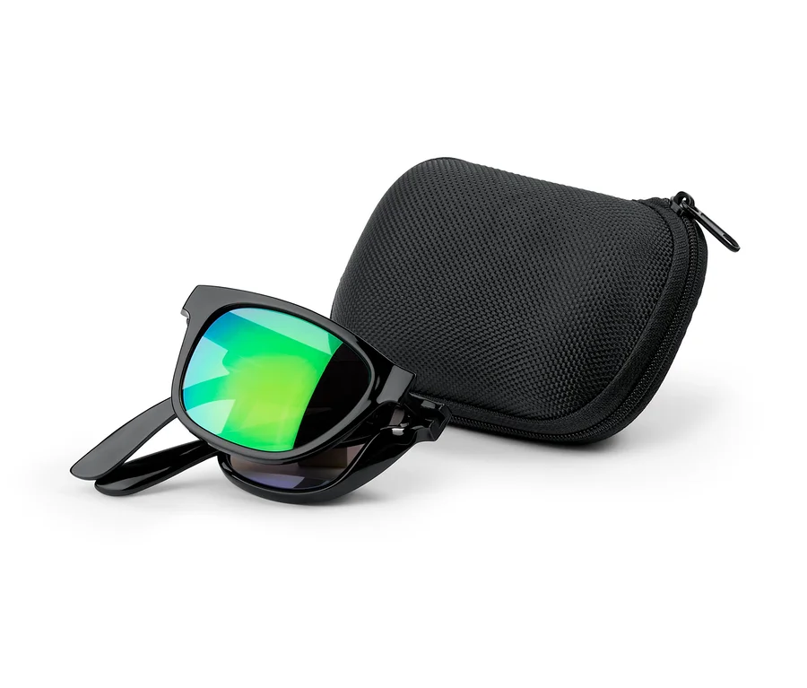 Eine faltbare Sonnenbrille liegt neben einem schwarzen Etui auf einem weißen Hintergrund.