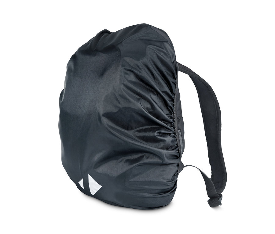 Schwarze Rucksack-Regenschutzhülle, die einen Rucksack umschließt, wobei die Riemen sichtbar sind.
