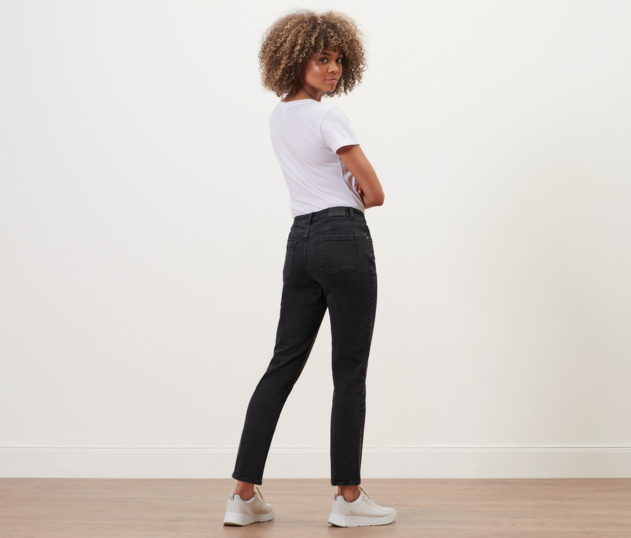 Frau posiert in schwarzen Straight-Denim »Fit Juna« und weißem T-Shirt.