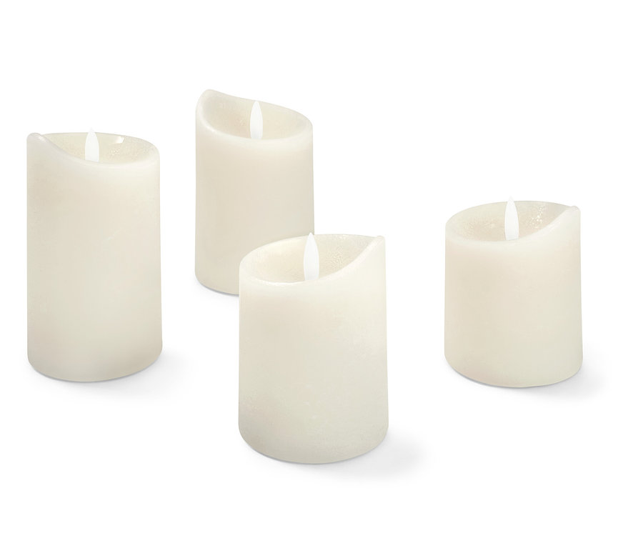 Vier weiße LED-Echtwachskerzen.