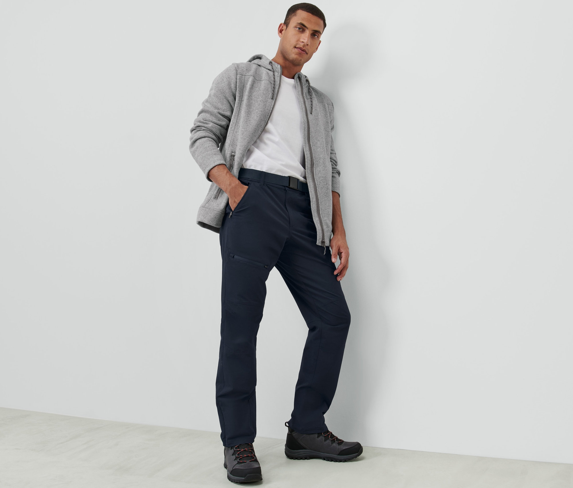 Mann posiert in dunkelblauer Outdoorhose.