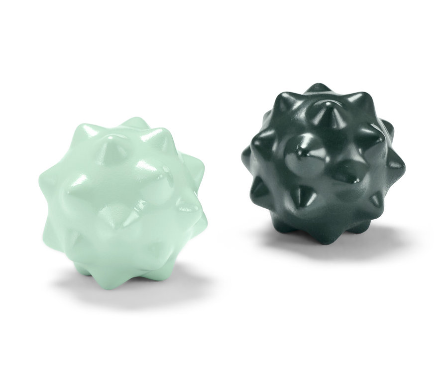 Zwei Qi-Gong-Fingergymnastikkugeln, eine hellgrün und eine dunkelgrün.