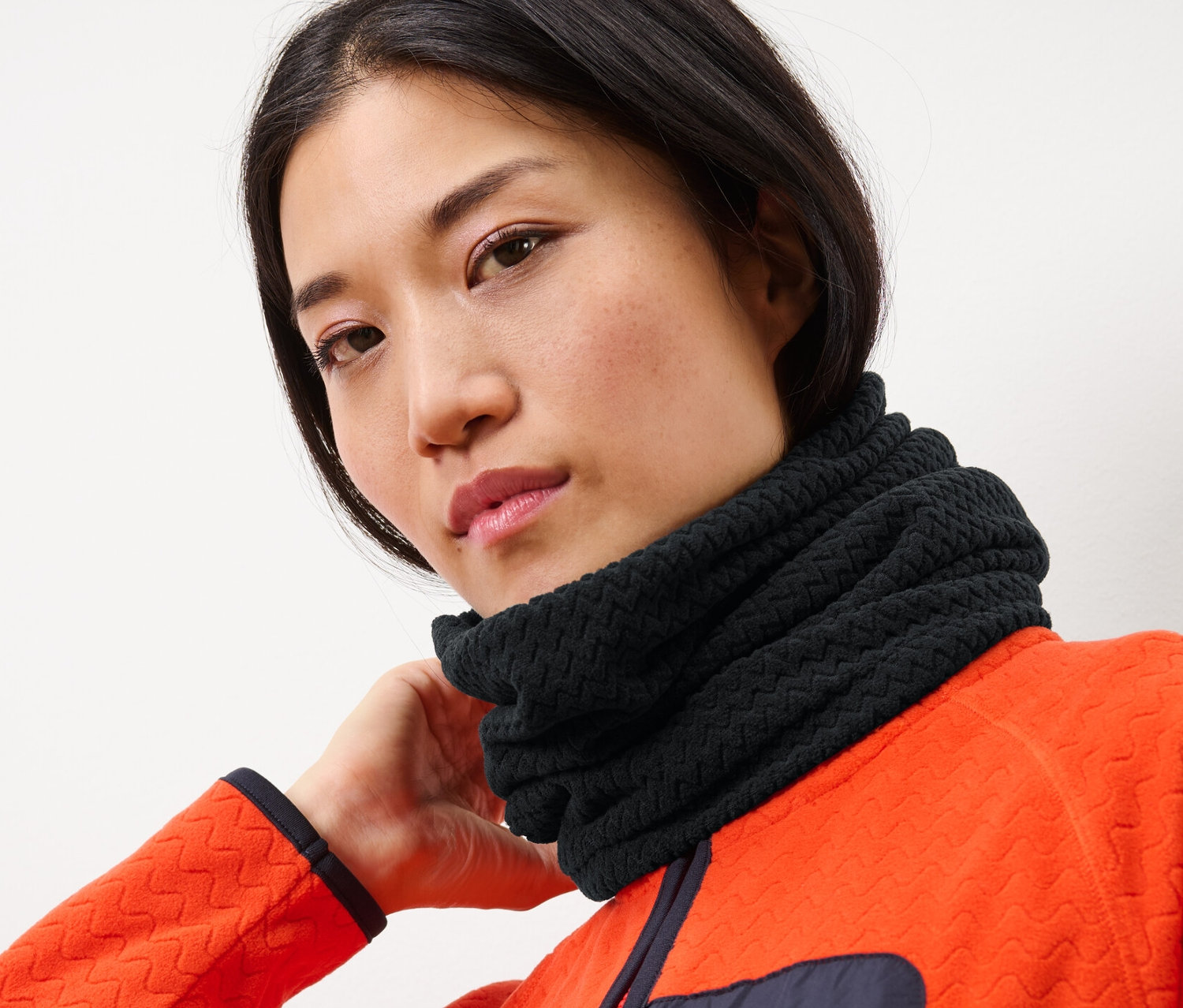 Frau trägt einen Fleecekragen.