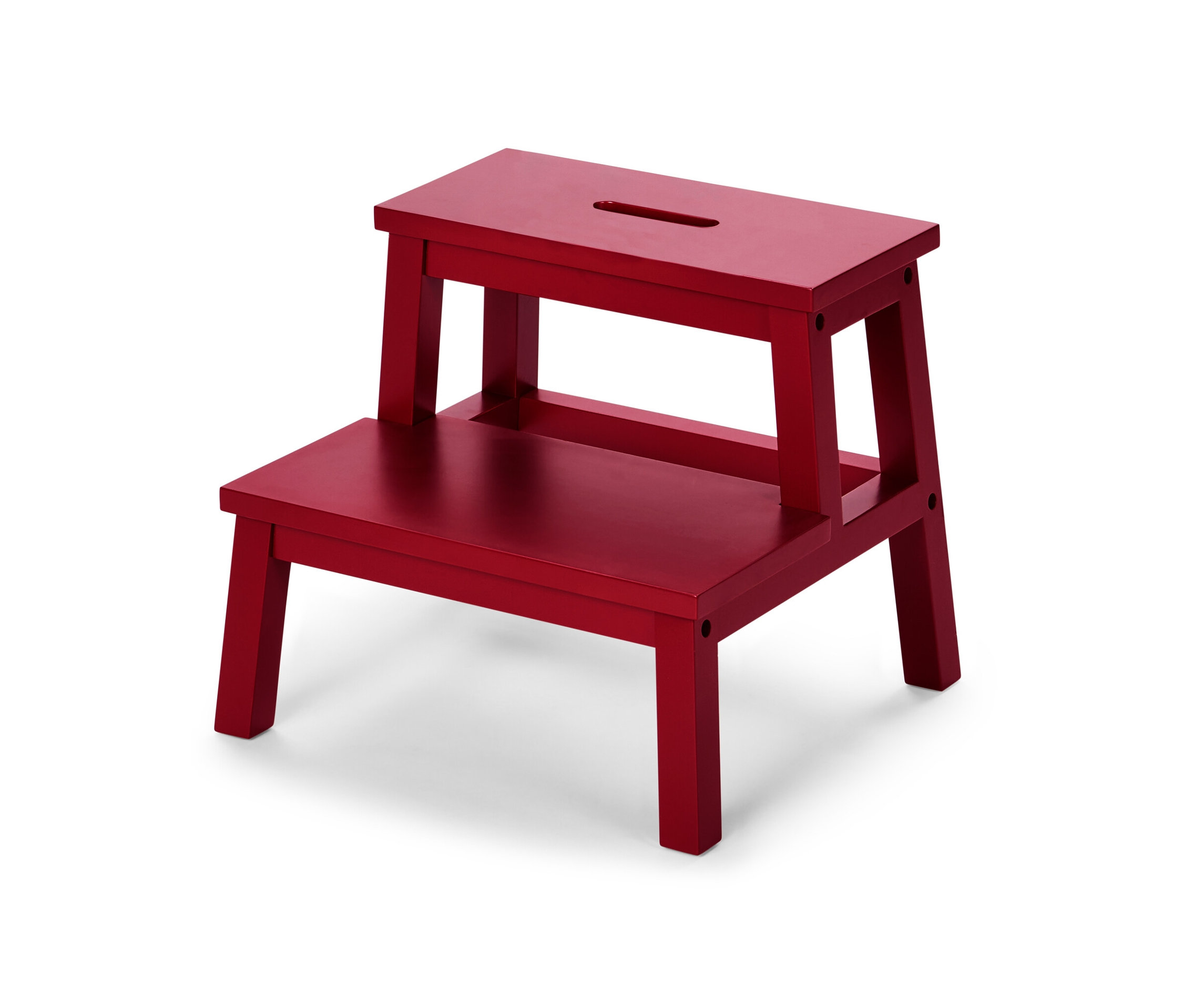 Ein roter Tritthocker aus Holz mit zwei Stufen auf weißem Hintergrund.