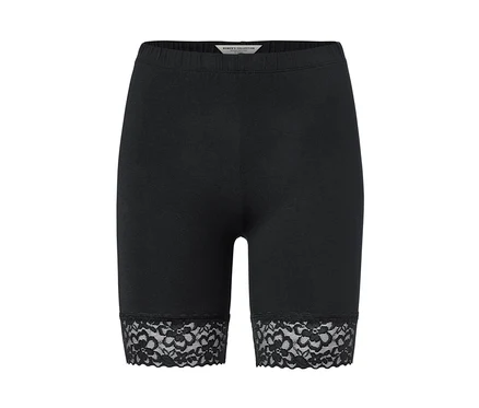 Schwarze Radlershorts mit Spitzenborte.