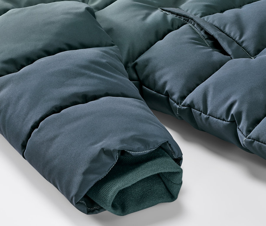 Detailaufnahme eines Kinder-Thermomantels mit Farbverlauf, der den Ärmel und einen Teil des Mantels zeigt.