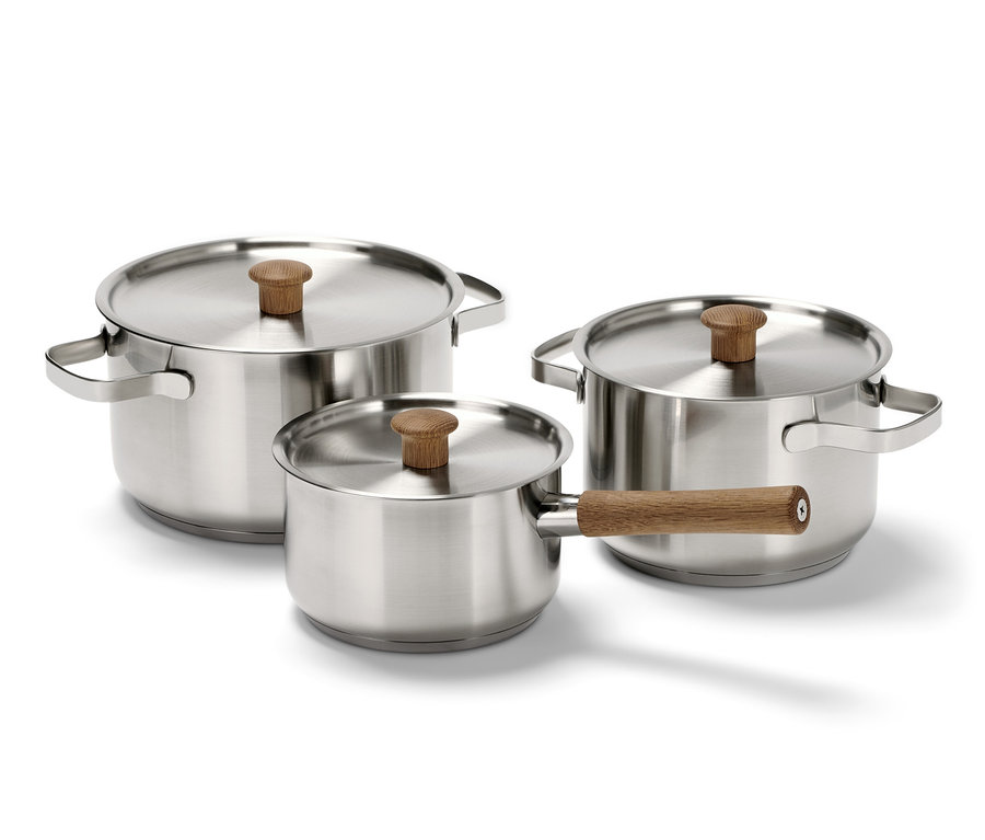 Edelstahl-Kochtopf-Set mit drei Töpfen mit Deckel und Holzgriffen.