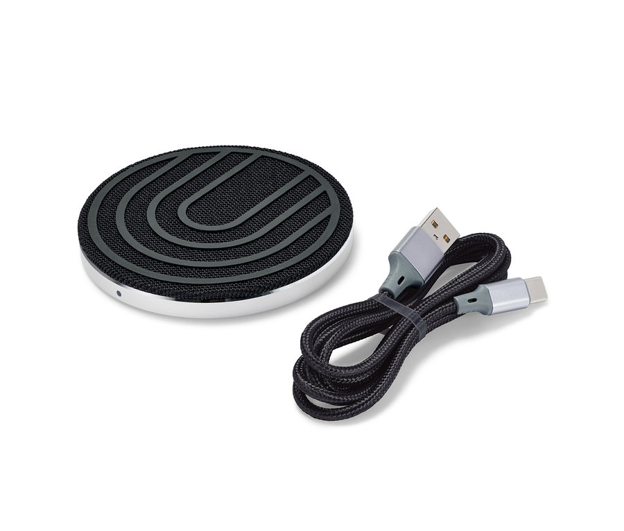 Eine kabellose Ladestation in Schwarz neben einem schwarzen Kabel.