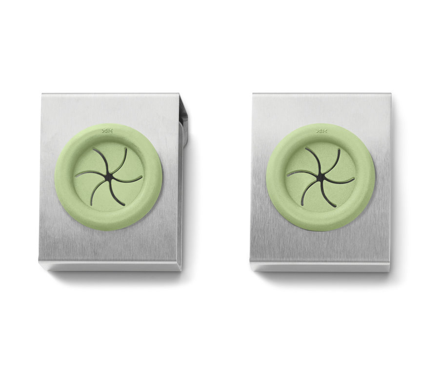 Zwei Geschirrtuchhalter.