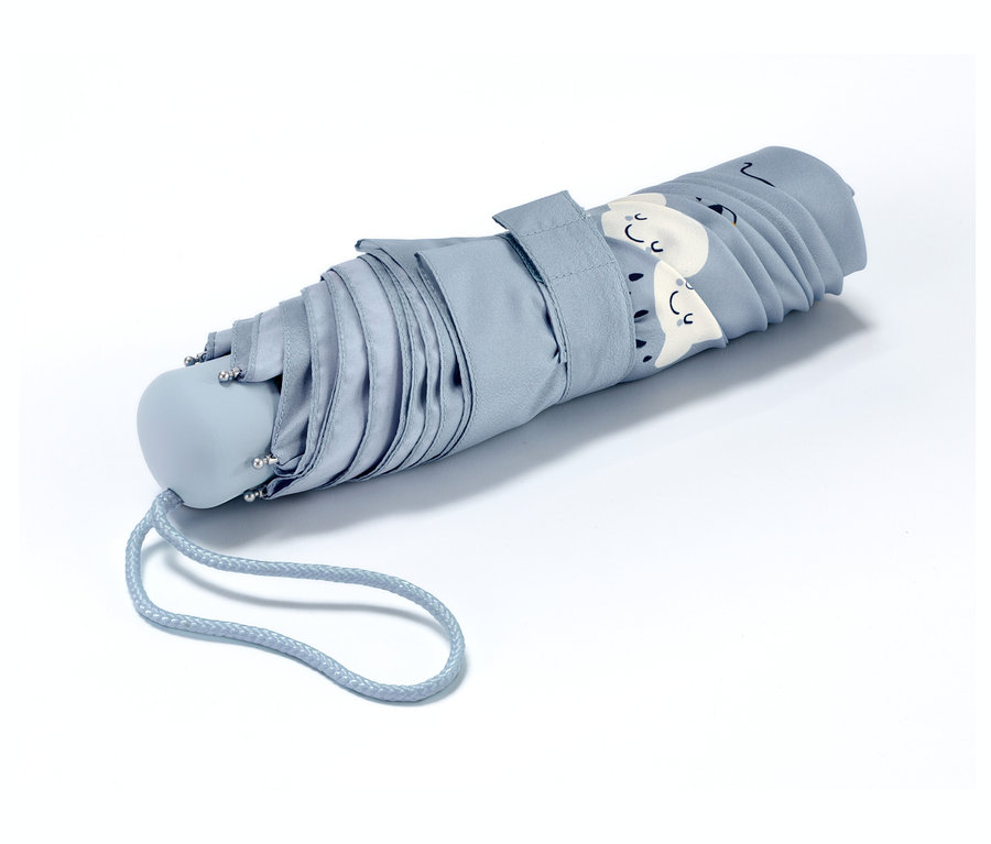 Ein Kleinkinder-Regenschirm, zusammengefaltet.