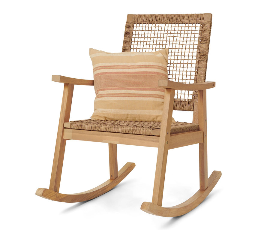 Schaukelsessel mit Polyrattangeflecht und einem beige Kissen mit orangen Streifen.